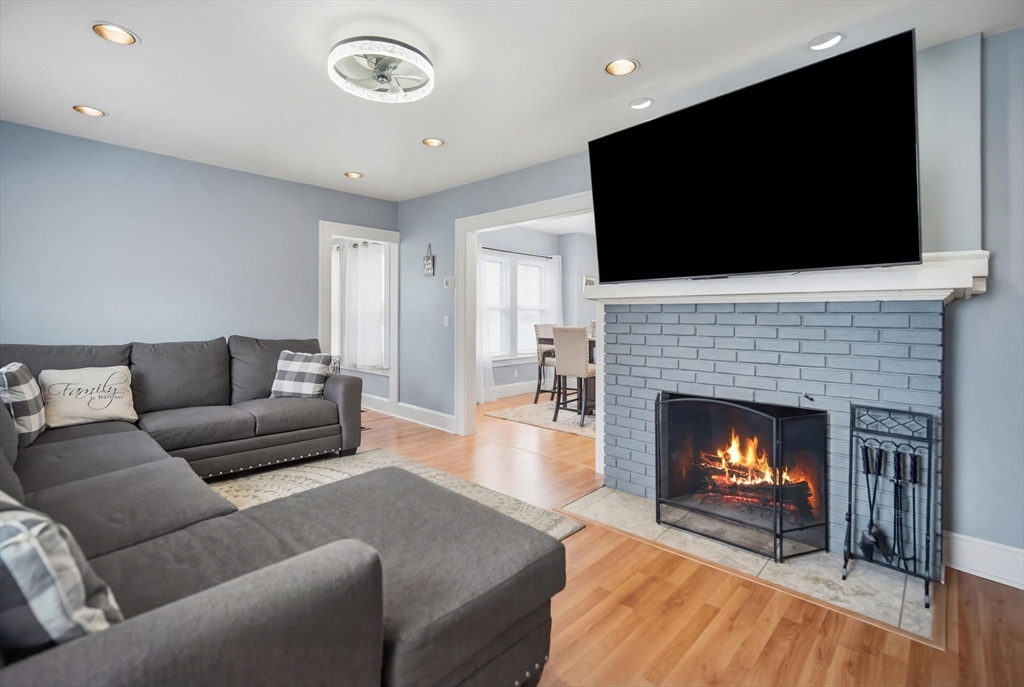 156 Farnsworth Street Chicopee, MA 01013 - Photo 7 of 37