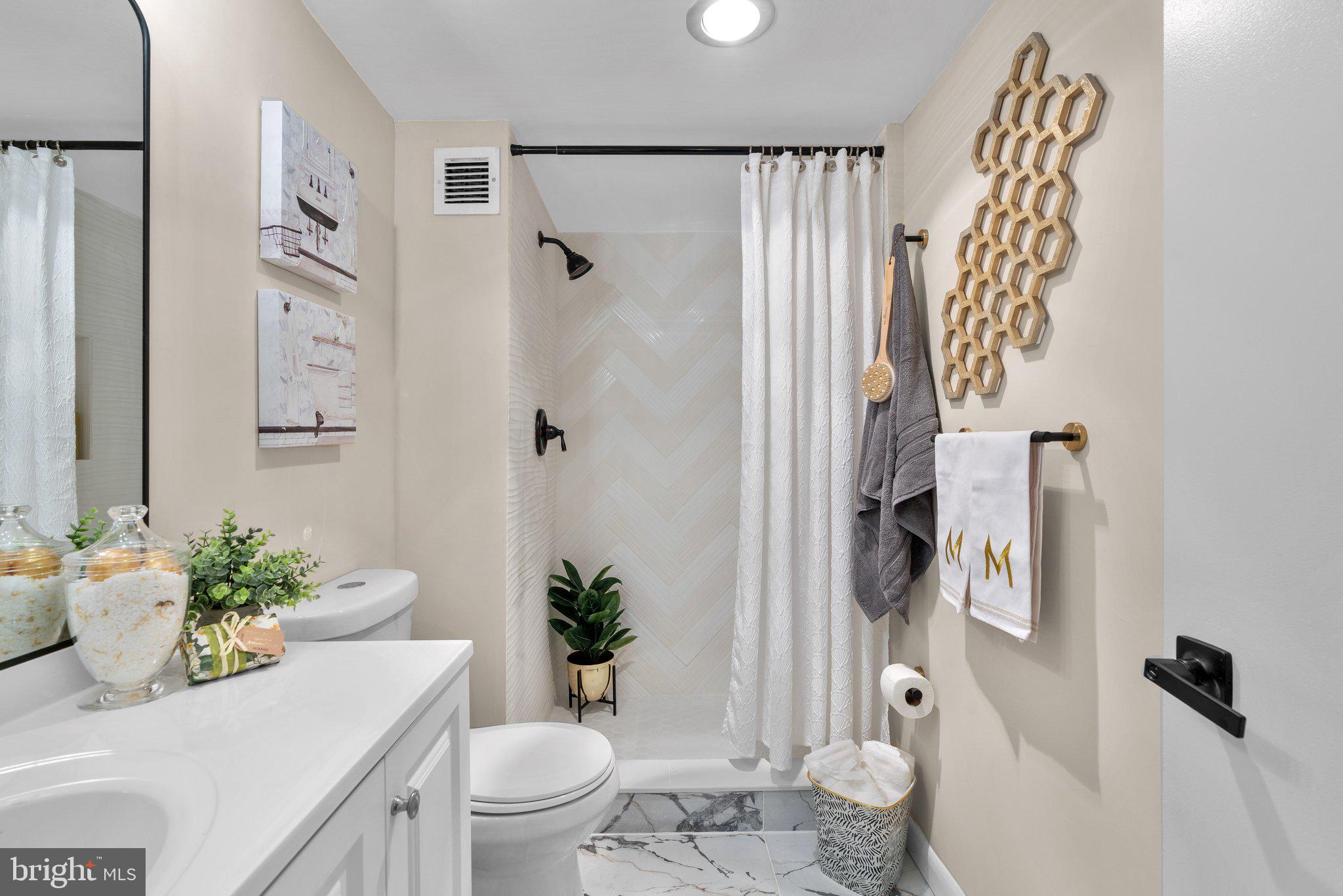 111 Hamlet Hill Road, Unit 413 Baltimore, MD 21210 - Photo 21 of 50 Full hall bath.