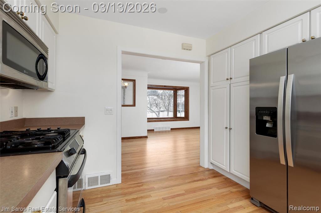 2204 Roslyn Road Grosse Pointe Woods, MI 48236 - Photo 7 of 34