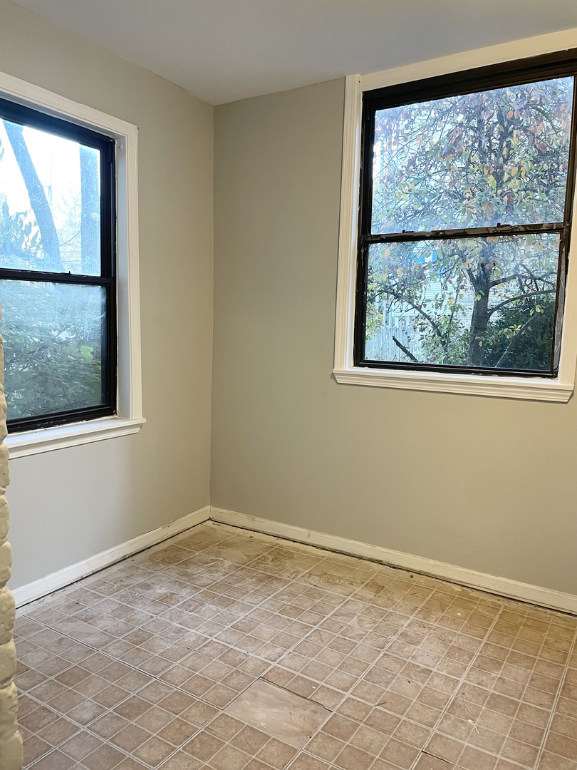 7077 North Ridge Boulevard, Unit 1S Chicago, IL 60645 - Photo 12 of 17 a view of empty room with window