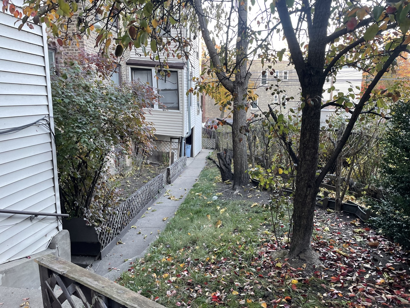 7077 North Ridge Boulevard, Unit 1S Chicago, IL 60645 - Photo 16 of 17 a backyard of a house with lots of green space