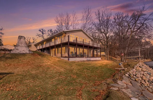 $989,000 | 2509 320th Street, Cushing, MN 56443