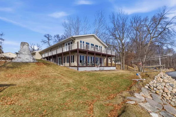 $989,000 | 2509 320th Street, Cushing, MN 56443