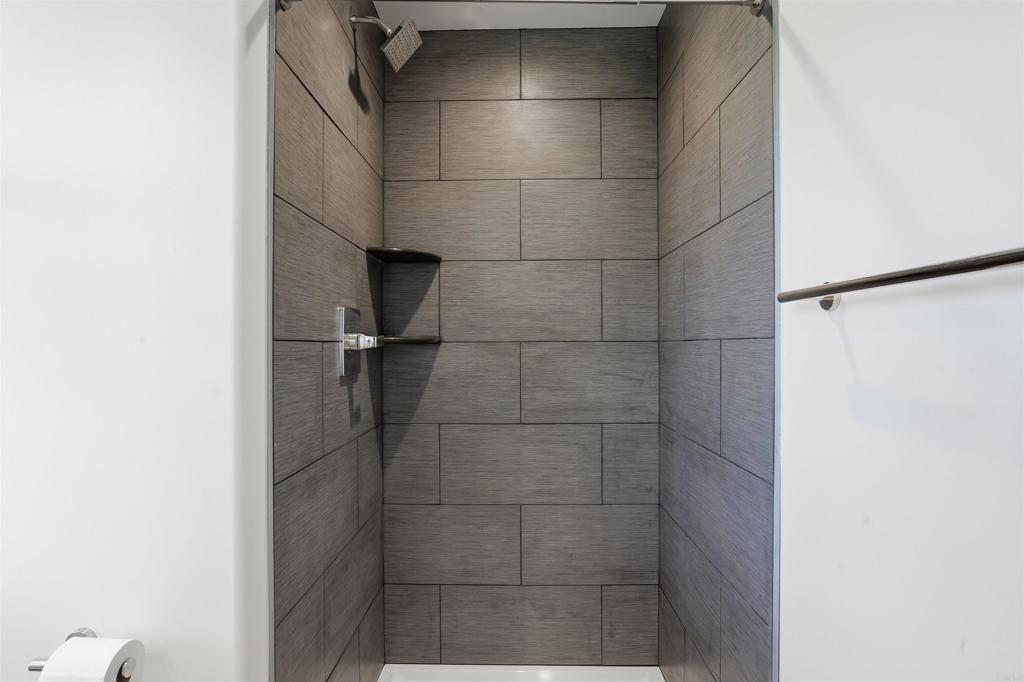 535 Minnesota Avenue Fallbrook, CA 92028 - Photo 21 of 37 Master Bath/Spa