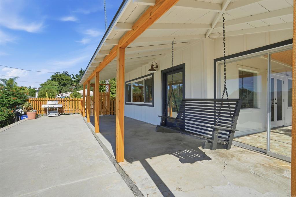535 Minnesota Avenue Fallbrook, CA 92028 - Photo 4 of 37 Patio/Deck