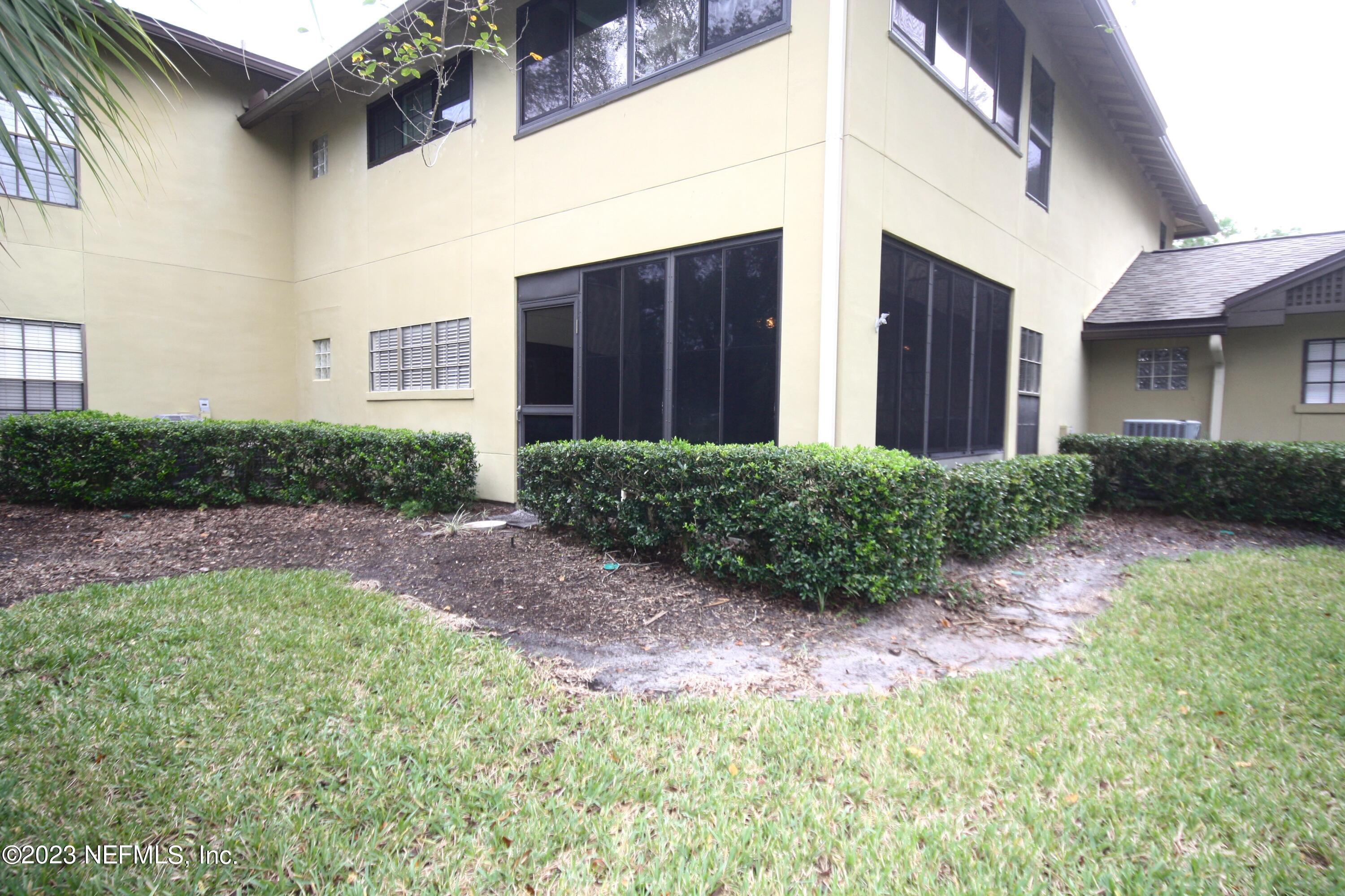10150 Belle Rive Boulevard, Unit 2303 Jacksonville, FL 32256 - Photo 26 of 28 a view of a back yard of the house