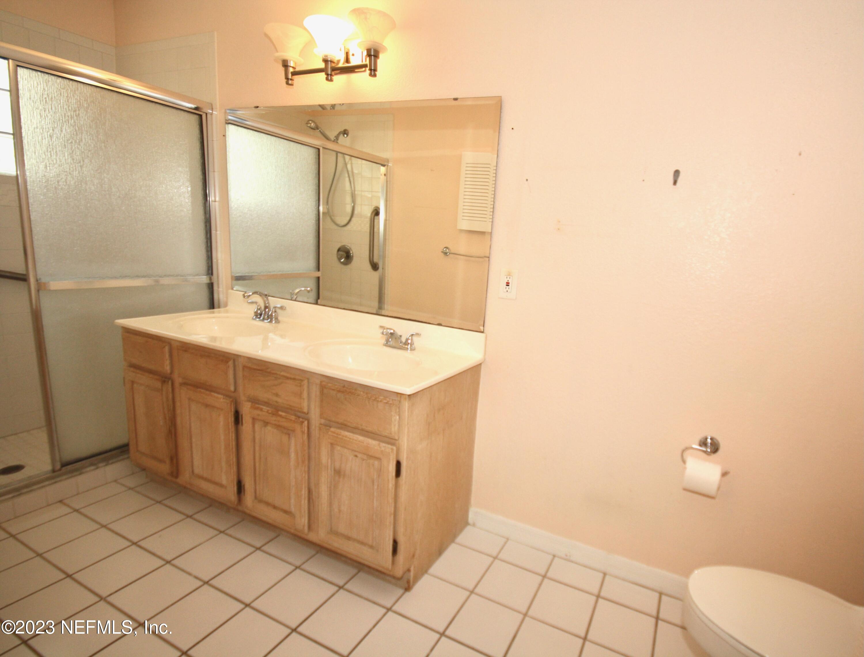 10150 Belle Rive Boulevard, Unit 2303 Jacksonville, FL 32256 - Photo 8 of 28 a spacious bathroom with a sink mirror vanity and toilet