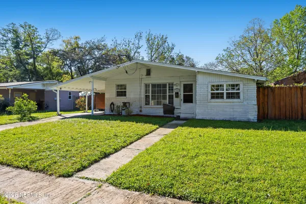 a view of a house with a yard