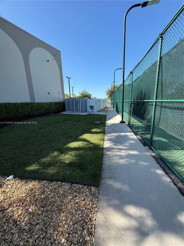 a view of a back yard