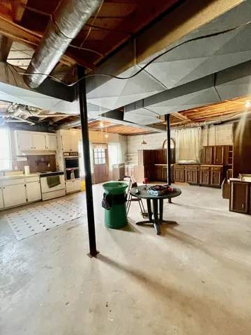 a view of a parking area