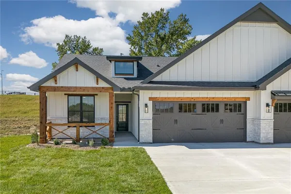 $319,500 | 1400 Country Ct Street, St. Joseph, MO 64506