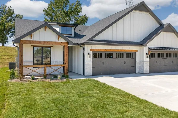 $319,500 | 1400 Country Ct Street, St. Joseph, MO 64506