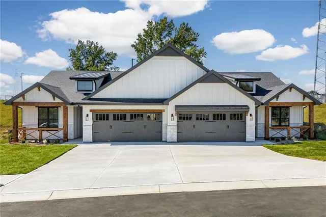 $332,000 | 1400 Country Ct Street, St. Joseph, MO 64506