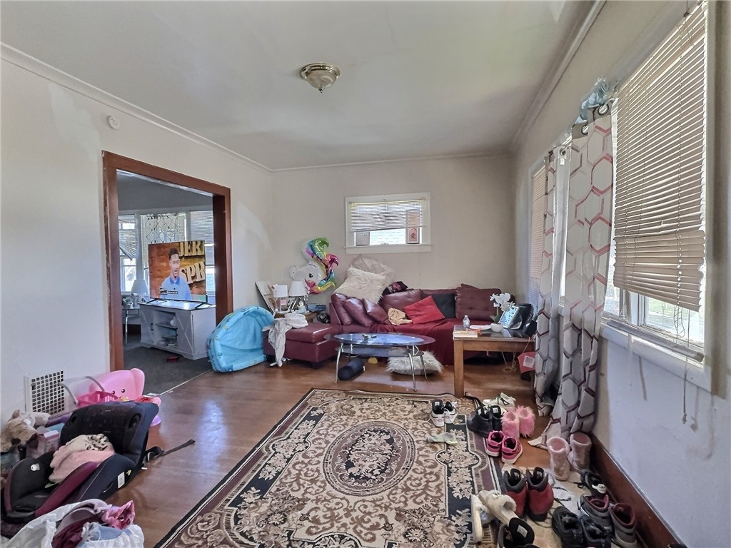 190 Weaver Street Rochester, NY 14621 - Photo 20 of 28 Upper occupied - Livingroom