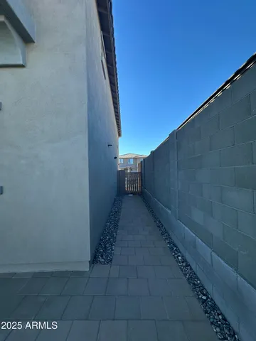 a view of a back yard