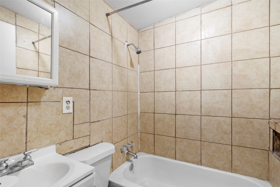 8 Jackson Road Huntsville, TX 77320 - Photo 14 of 26 a bathroom with a sink toilet and shower