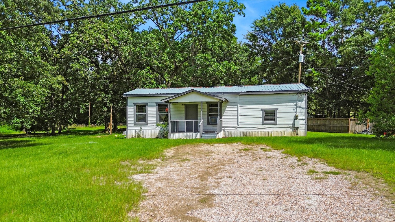 8 Jackson Road Huntsville, TX 77320 - Photo 2 of 26 front view of a house with a yard