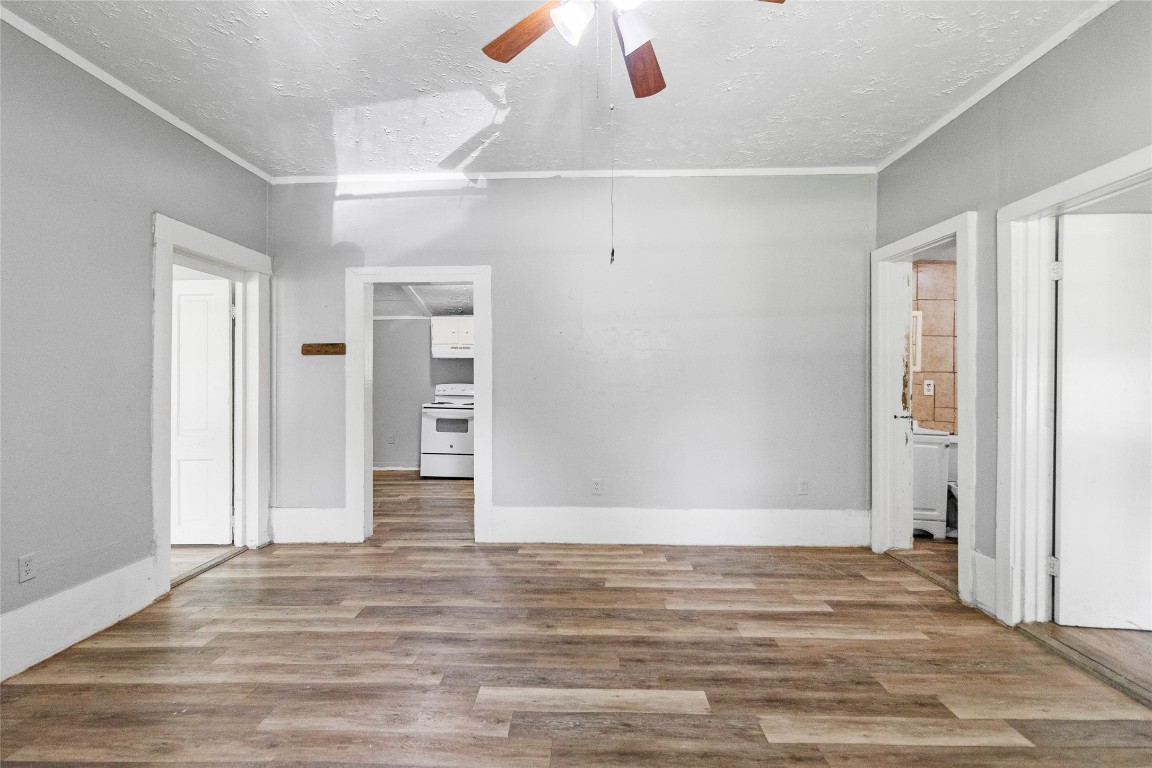 8 Jackson Road Huntsville, TX 77320 - Photo 3 of 26 a view of a livingroom with wooden floor