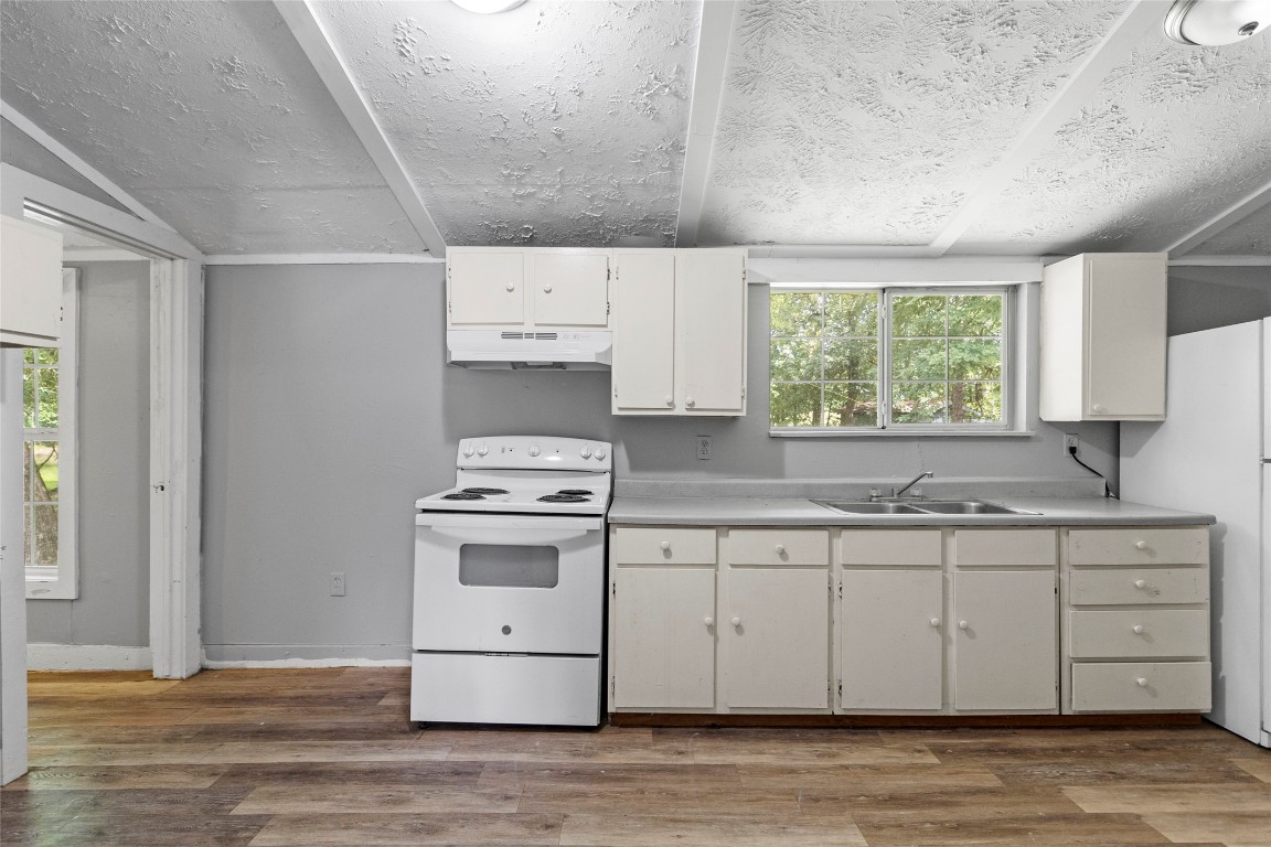 8 Jackson Road Huntsville, TX 77320 - Photo 5 of 26 a kitchen with a stove and a sink
