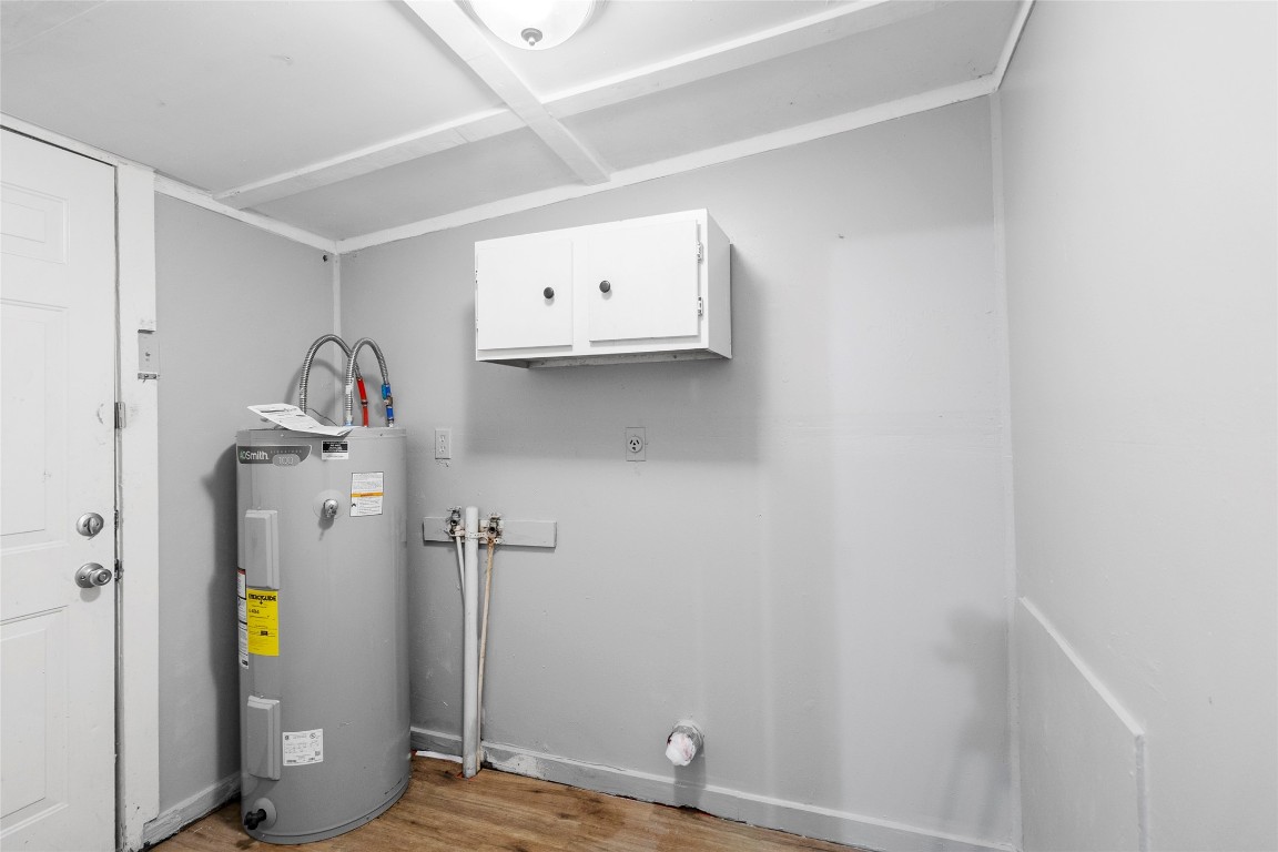 8 Jackson Road Huntsville, TX 77320 - Photo 8 of 26 a view of a room with gym equipment