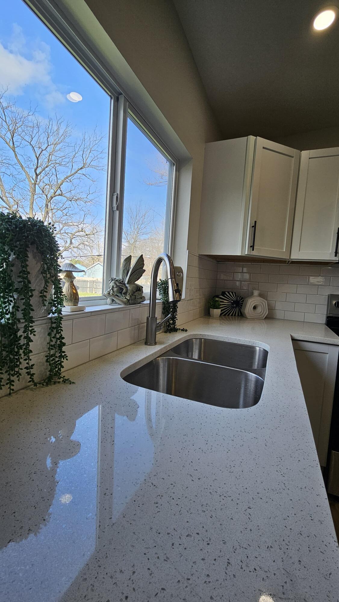 1398 Lockbourne Road Columbus, OH 43206 - Photo 18 of 37 kitchen