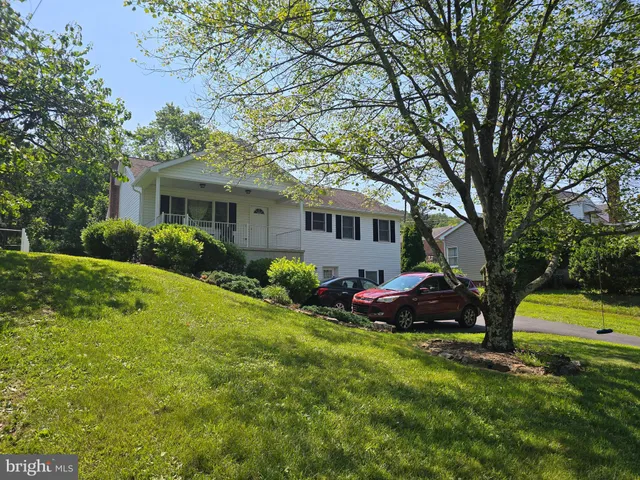 a view of a house with backyard and garden