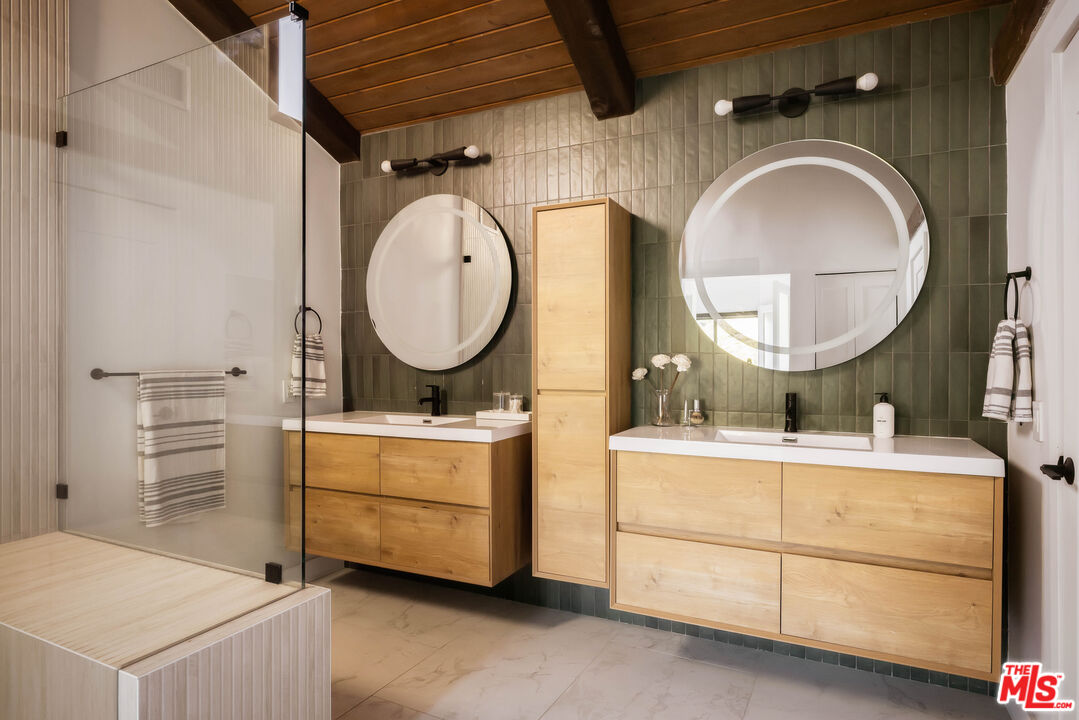 2690 Kennington Drive Glendale, CA 91206 - Photo 31 of 50 a room with a mirror and a sink