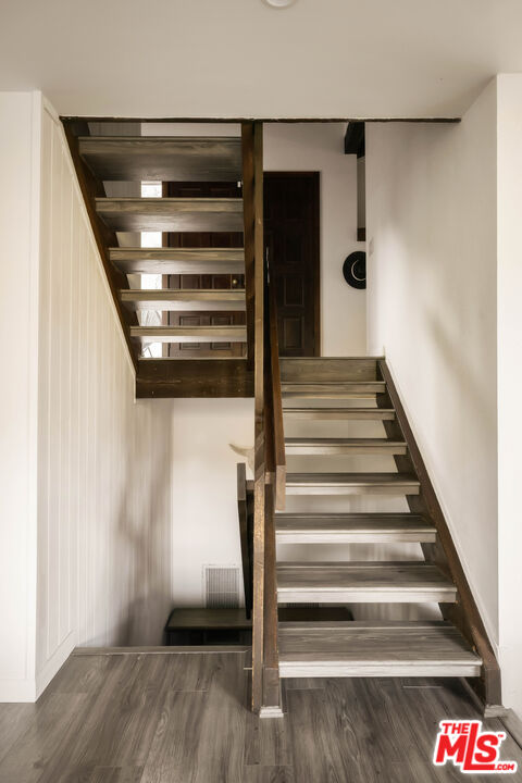 2690 Kennington Drive Glendale, CA 91206 - Photo 33 of 50 a view of entryway