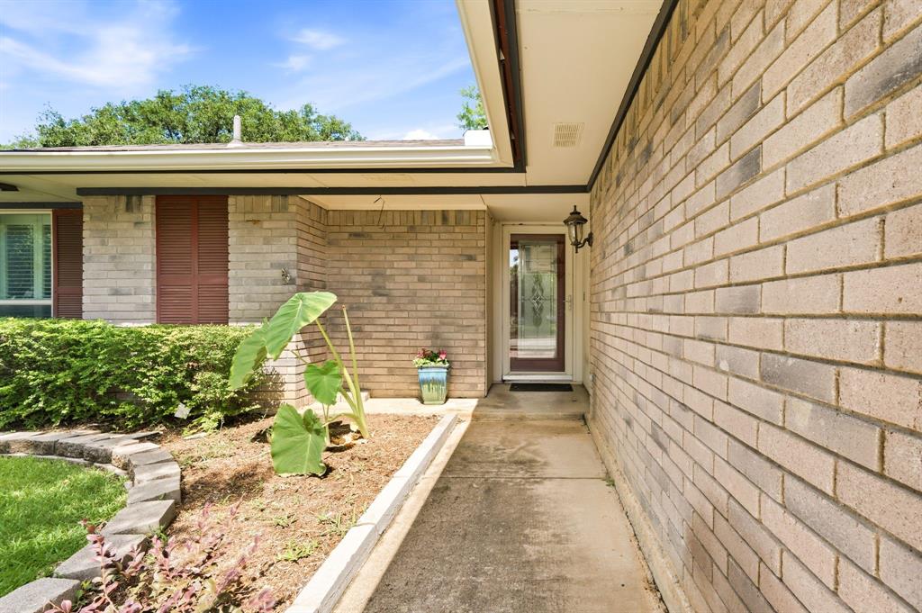 2507 Poppy Lane Euless, TX 76039 - Photo 3 of 29