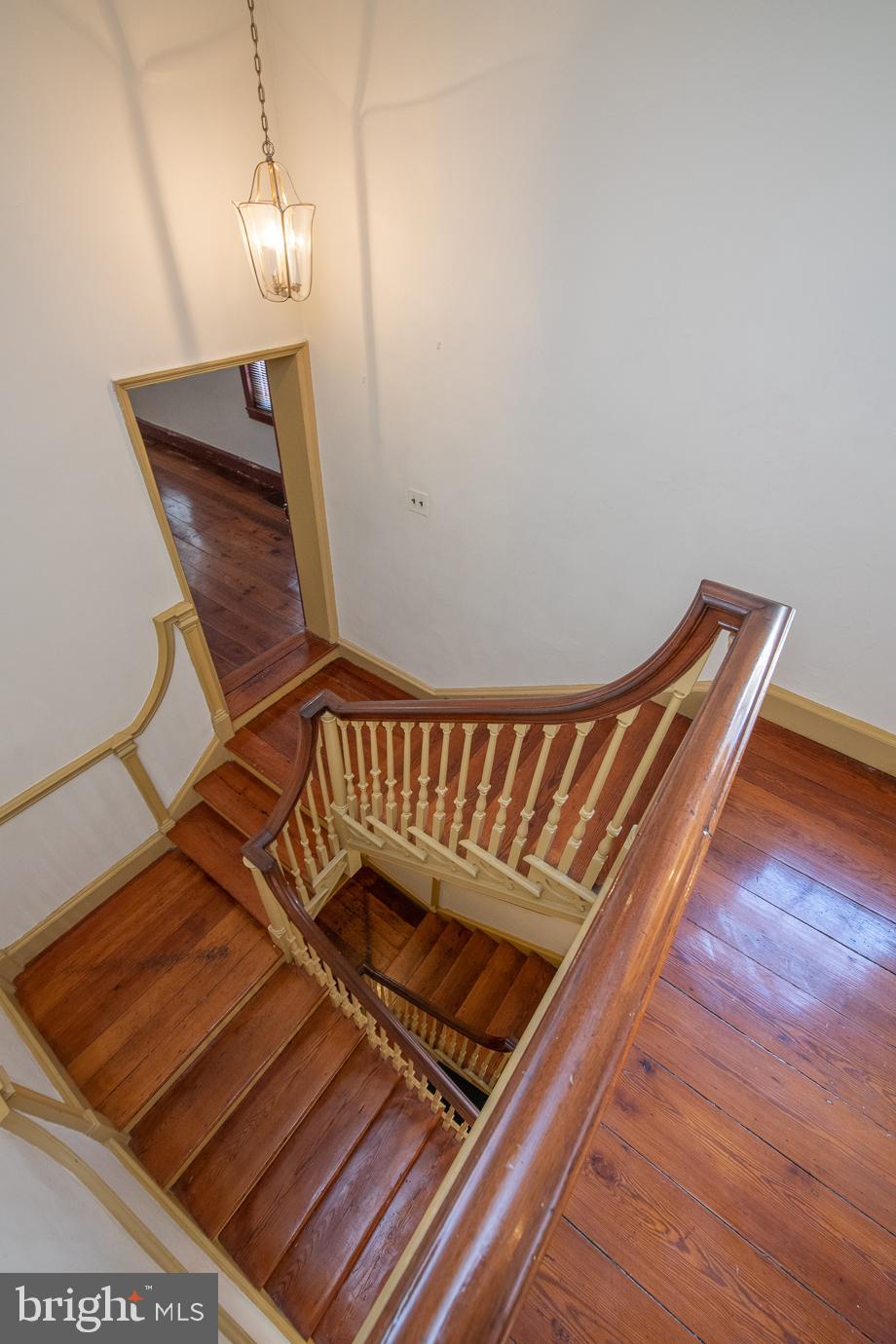 336 Spruce Street Philadelphia, PA 19106 - Photo 14 of 27 Staircase