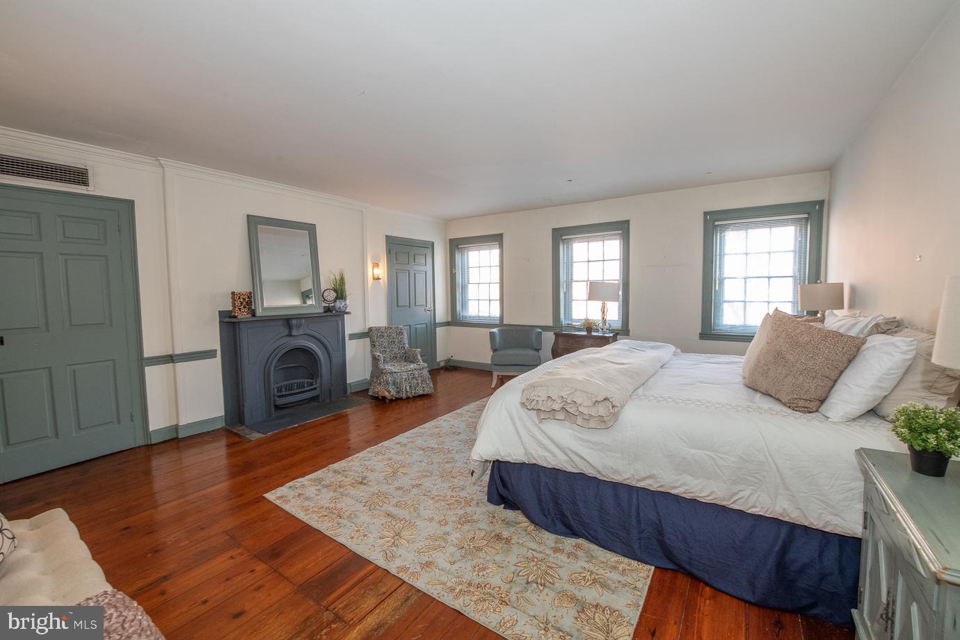 336 Spruce Street Philadelphia, PA 19106 - Photo 16 of 27 Master Bedroom Suite