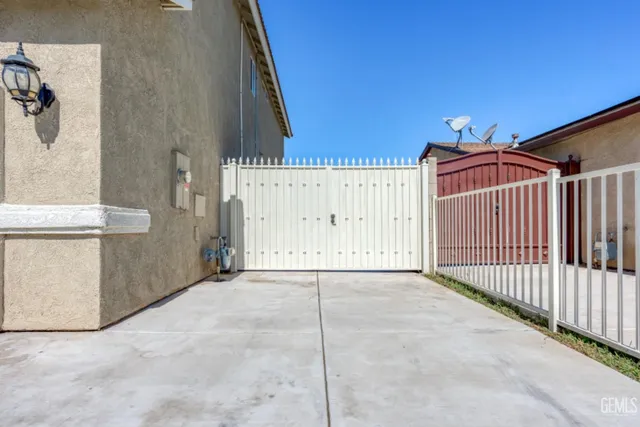 a view of a house with backyard