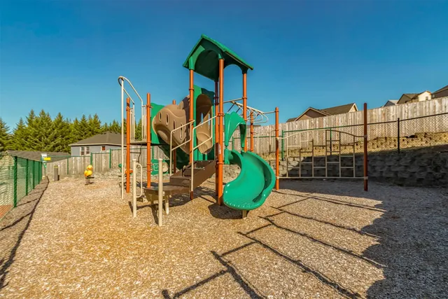 $1,024 | 855 Northeast Hill Way, Estacada, OR 97023