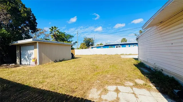 a view of back yard of the house