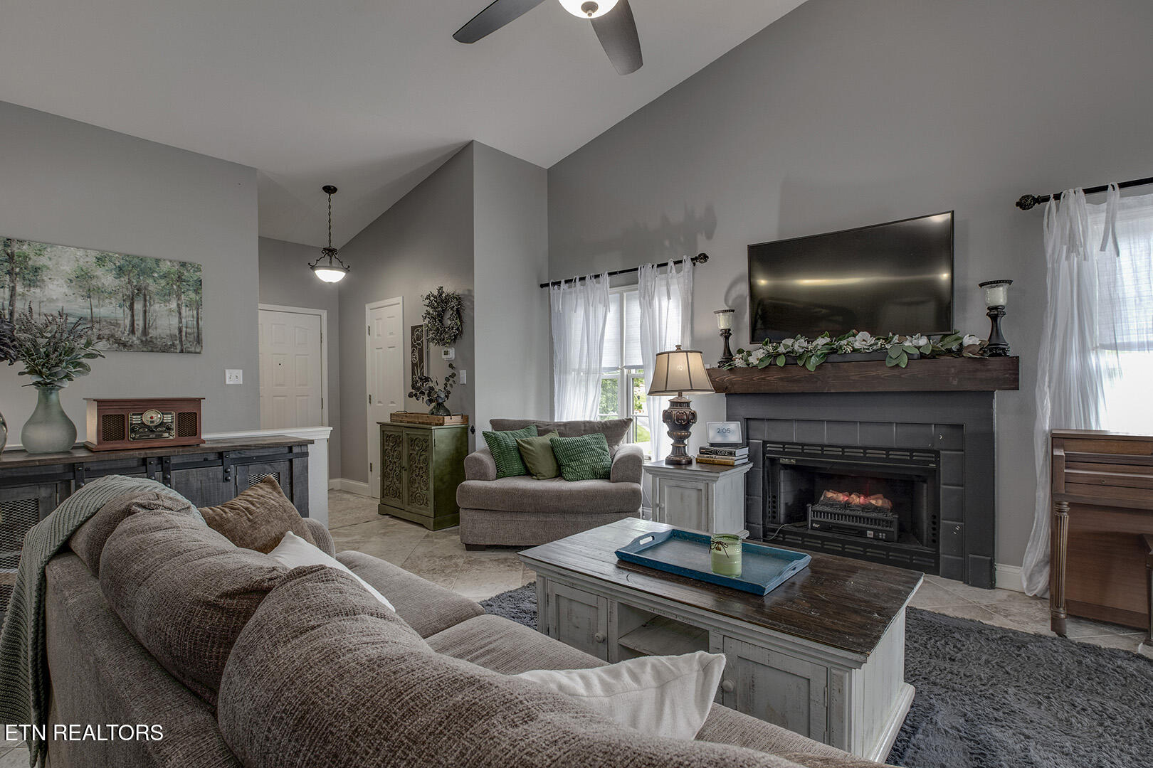 101 Poteau Trace Loudon, TN 37774 - Photo 5 of 32 05_PoteauTrace_101_Living03
