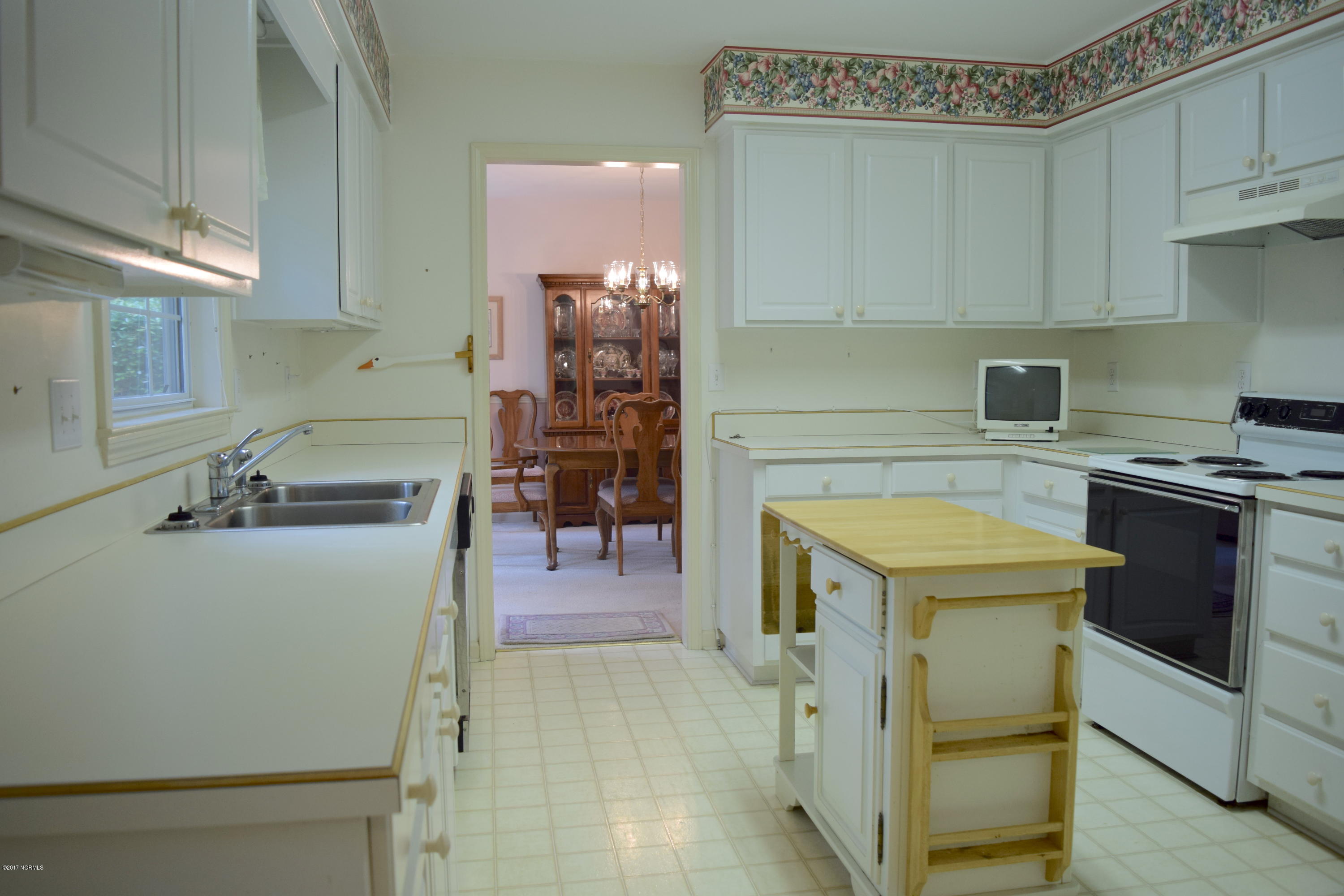 560 Deer Run Road New Bern, NC 28562 - Photo 3 of 19 Ample Cabinet Space in Kitchen