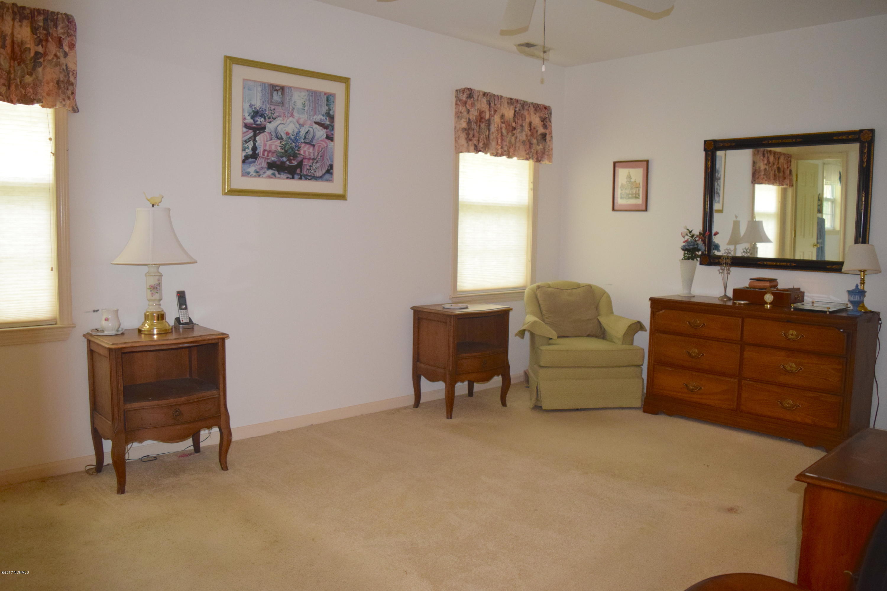 560 Deer Run Road New Bern, NC 28562 - Photo 5 of 19 Cozy Family Room