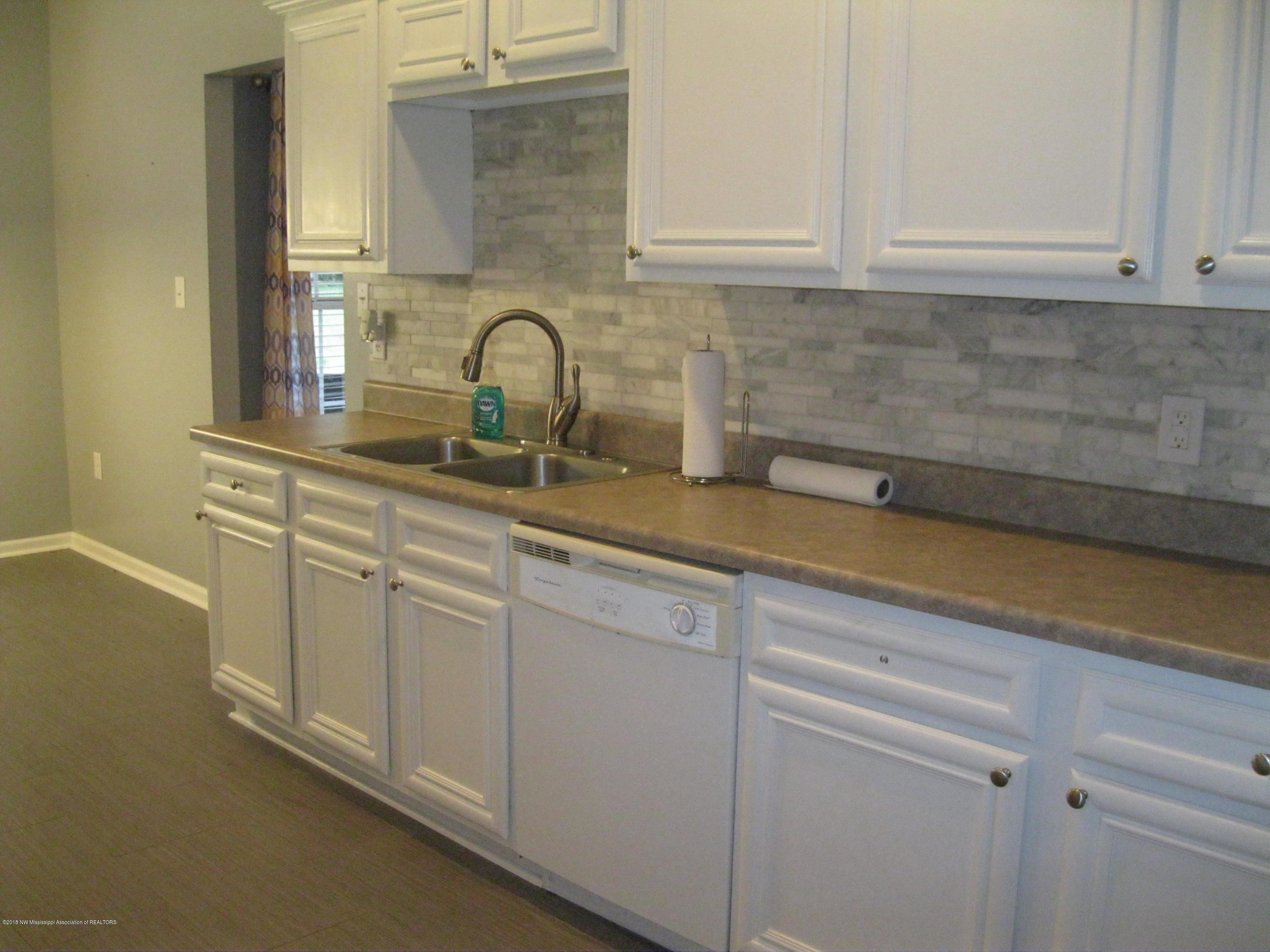 2042 Bubba Taylor Road Byhalia, MS 38611 - Photo 4 of 21 Upgraded backsplash