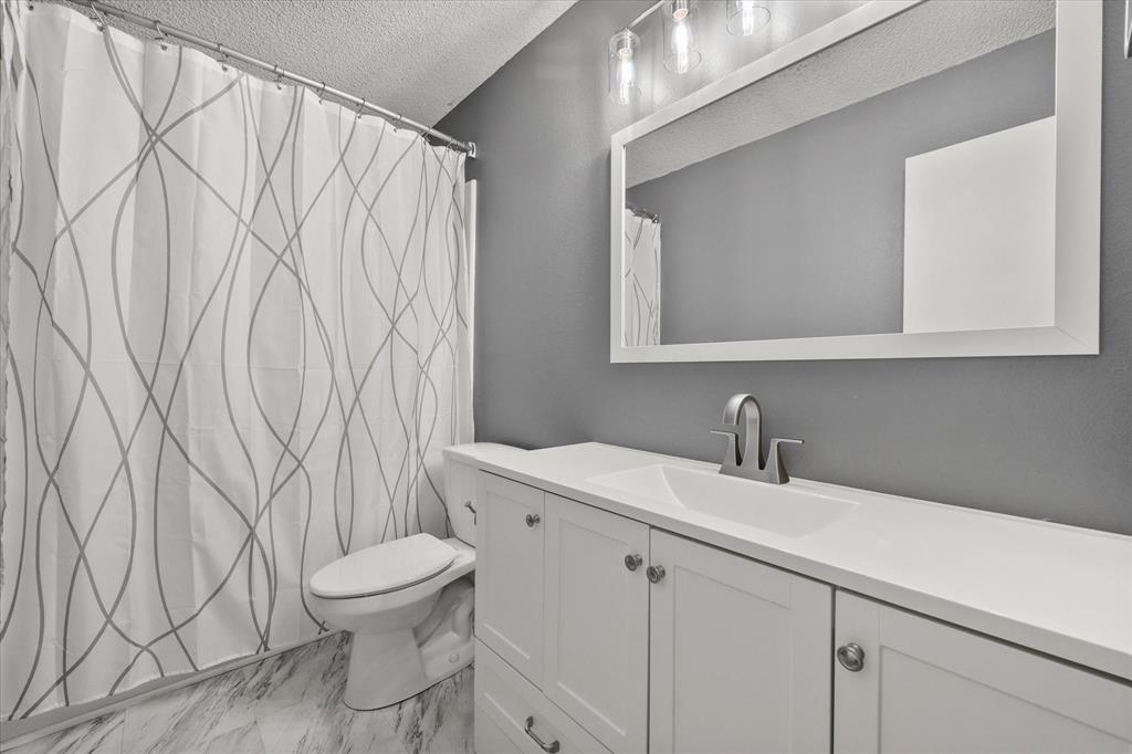 536 Robindale Lane Fairfield, TX 75840 - Photo 28 of 38 a bathroom with a sink a toilet and a mirror