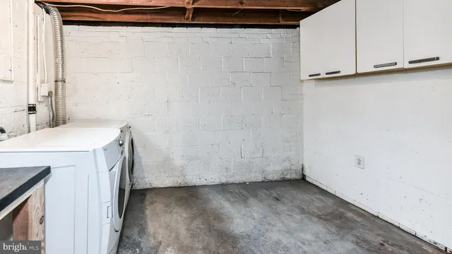 a view of a utility room with dryer and washer