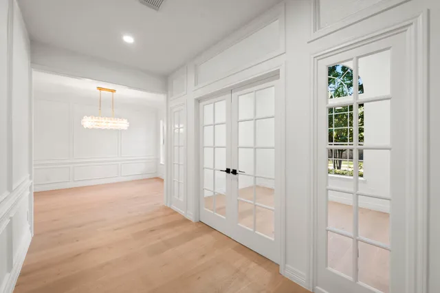 en empty room with window and ceiling fan