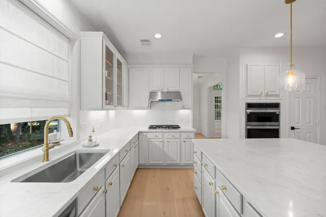 an empty room with closet and a ceiling fan