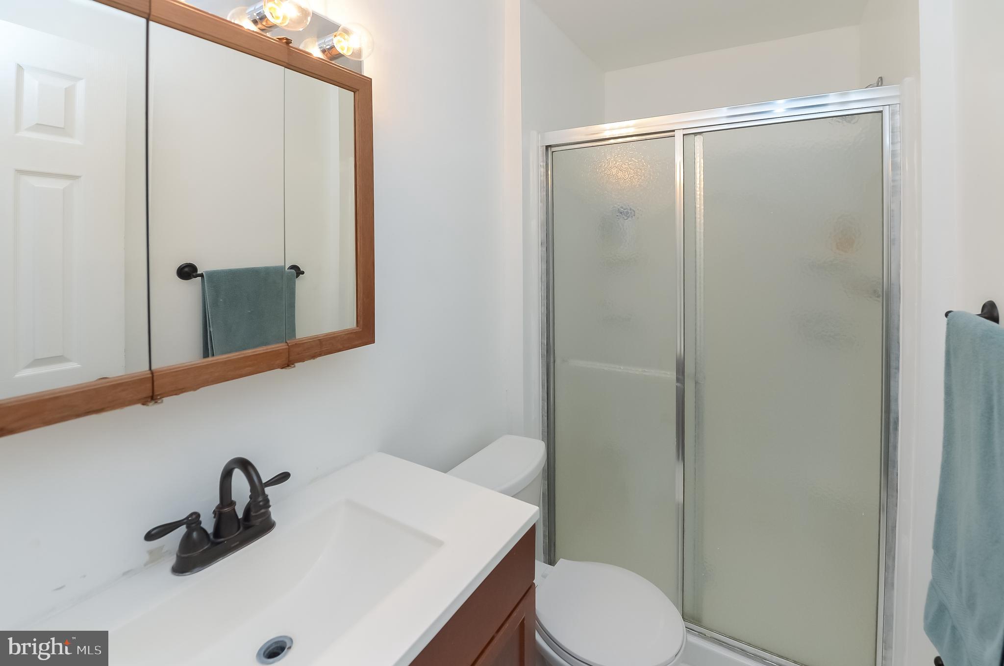 142 Oakmont Road Clementon, NJ 08021 - Photo 17 of 25 Primary Bath