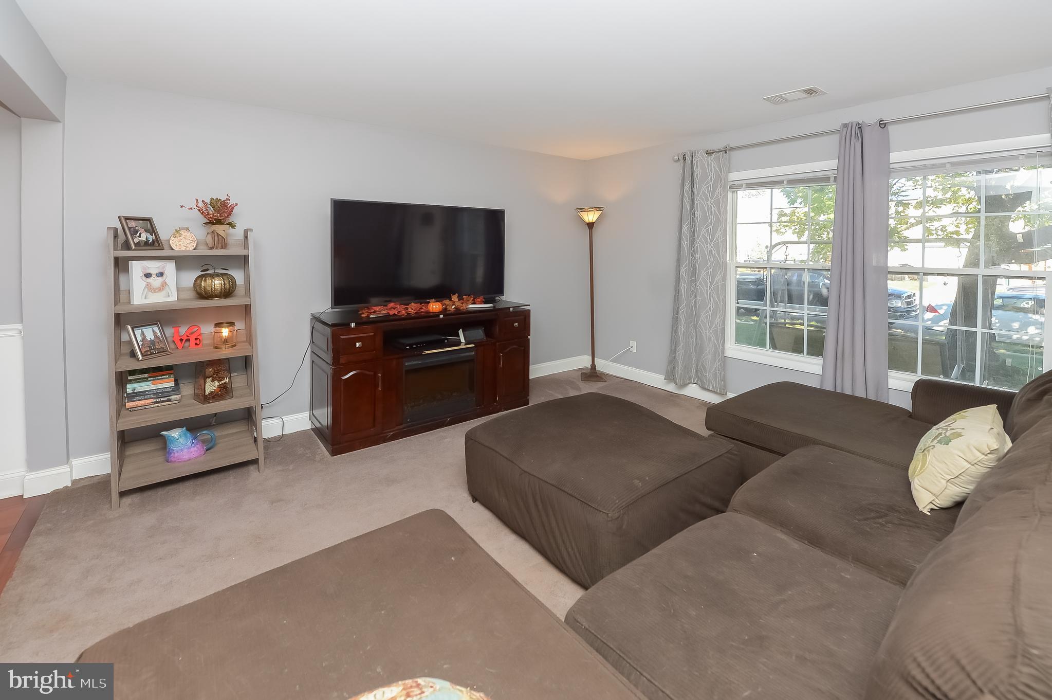 142 Oakmont Road Clementon, NJ 08021 - Photo 3 of 25 Living room from hallway to kitchen