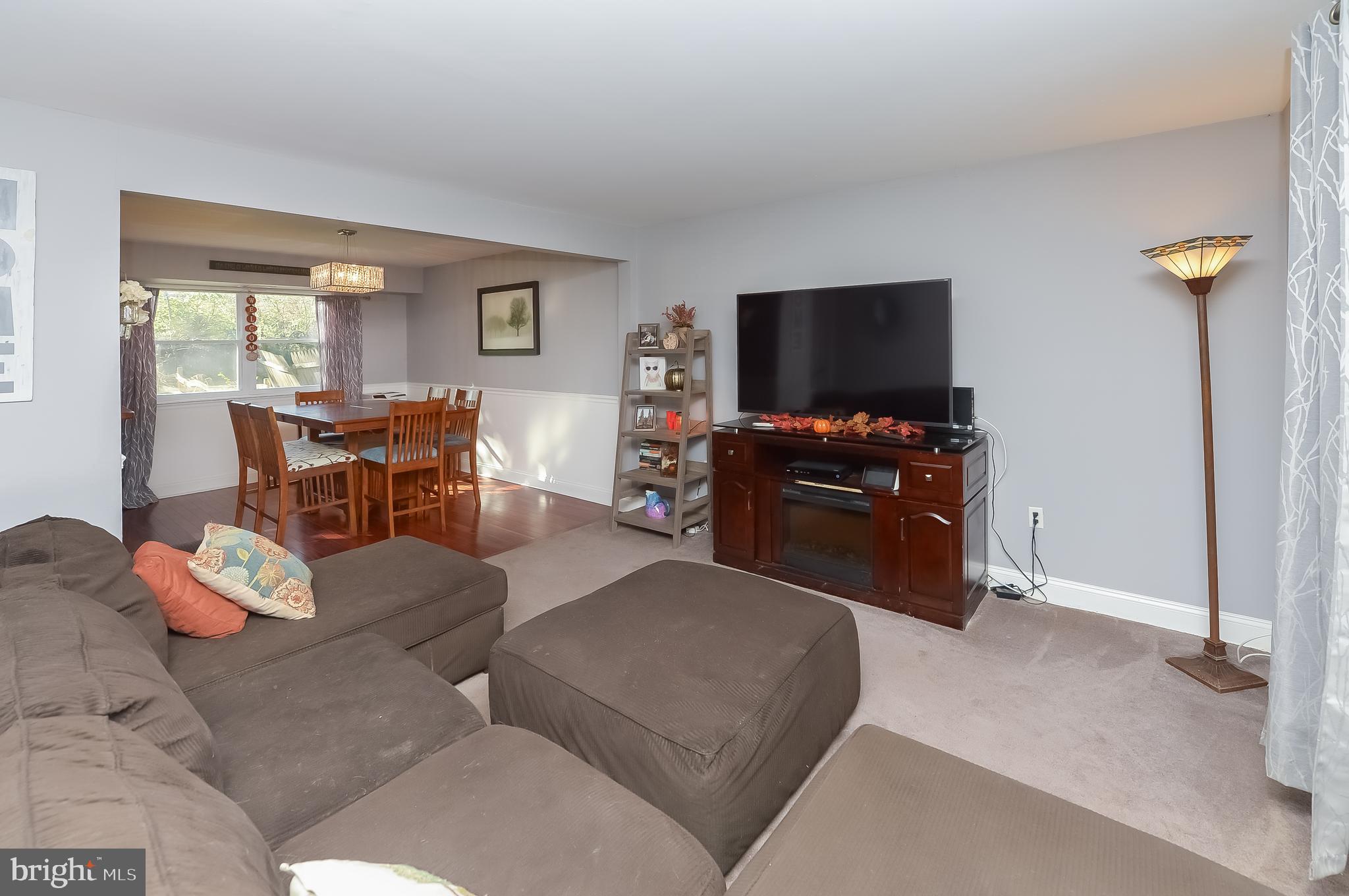 142 Oakmont Road Clementon, NJ 08021 - Photo 4 of 25 Open Living/Dining area
