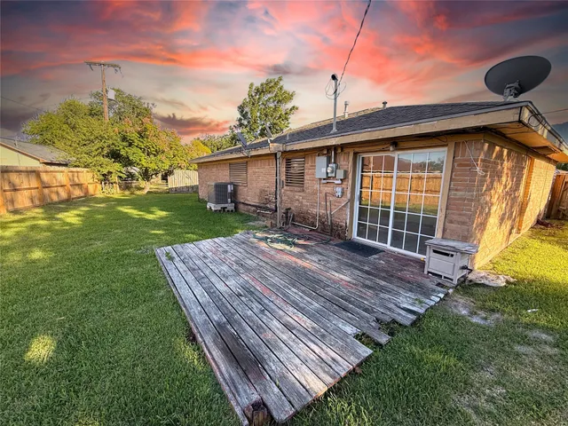a view of a house with a backyard