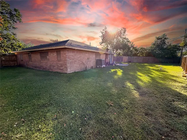 a view of a backyard