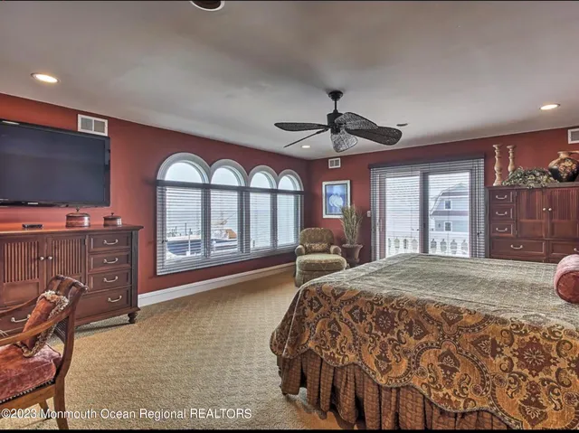 a view of livingroom with furniture