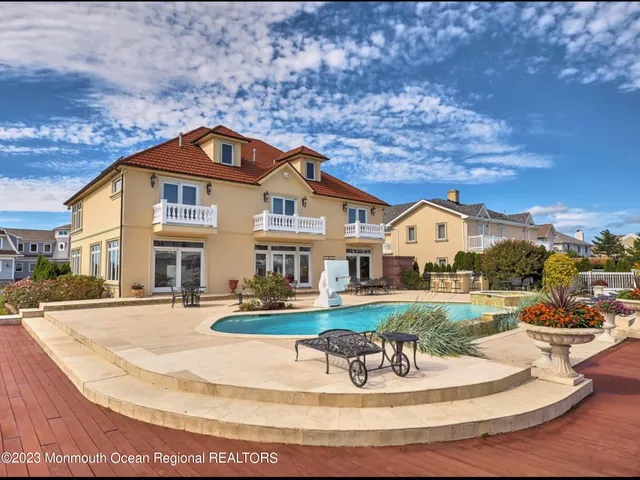 a view of a house with outdoor space