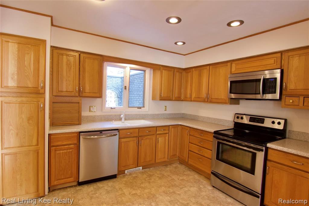 1239 Oakwood Court, Unit 29 Rochester, MI 48307 - Photo 5 of 30